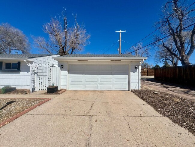 Building Photo - Charming 3 Bedroom in Knob Hill with views of Pikes Peak