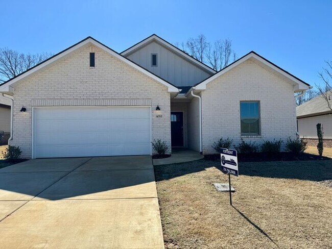 Building Photo - Great Athens location!