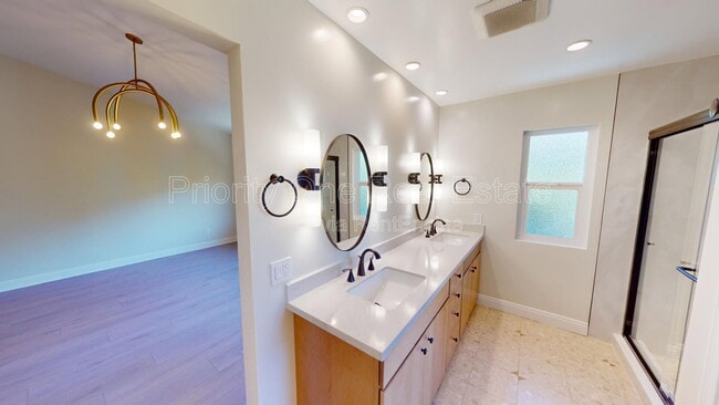 Building Photo - 2212 Summerhill Dr