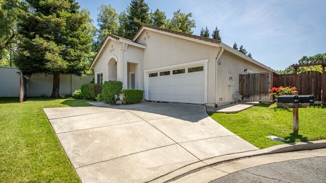 Building Photo - 3 bed 2 bath in Green Valley!
