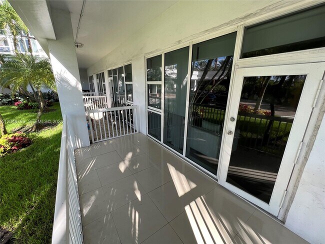 Building Photo - 10275 Collins Ave