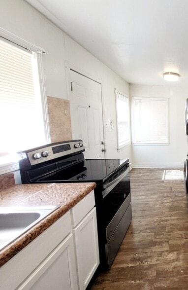 Building Photo - 127 20th Plz