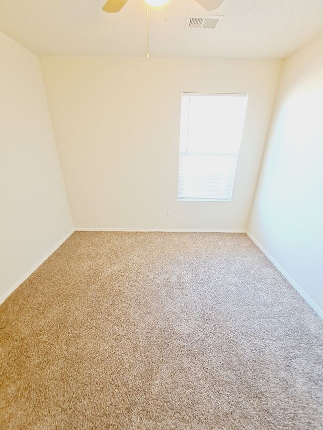 Building Photo - 3 bed 2 bath 1575 sq ft home