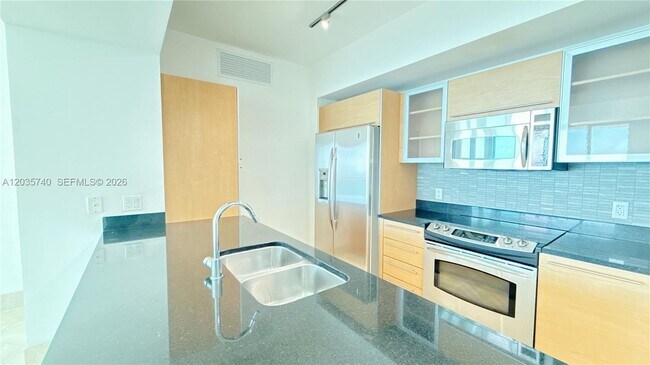 Building Photo - 950 Brickell Bay Dr