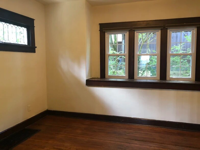 Building Photo - 518 E 2nd St