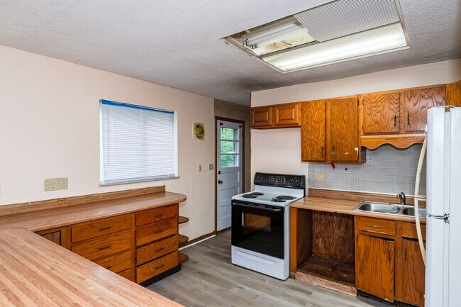 Building Photo - DAYTON, OH - GREENWICH VILLAGE - 3 BED, 1....