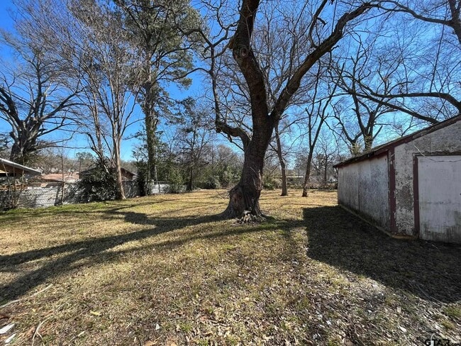 Building Photo - 2616 Oak Ln