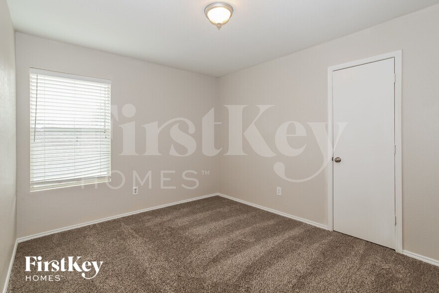 Building Photo - 4545 Waterford Dr