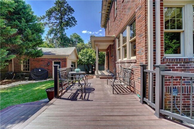 Building Photo - LARCHMONT