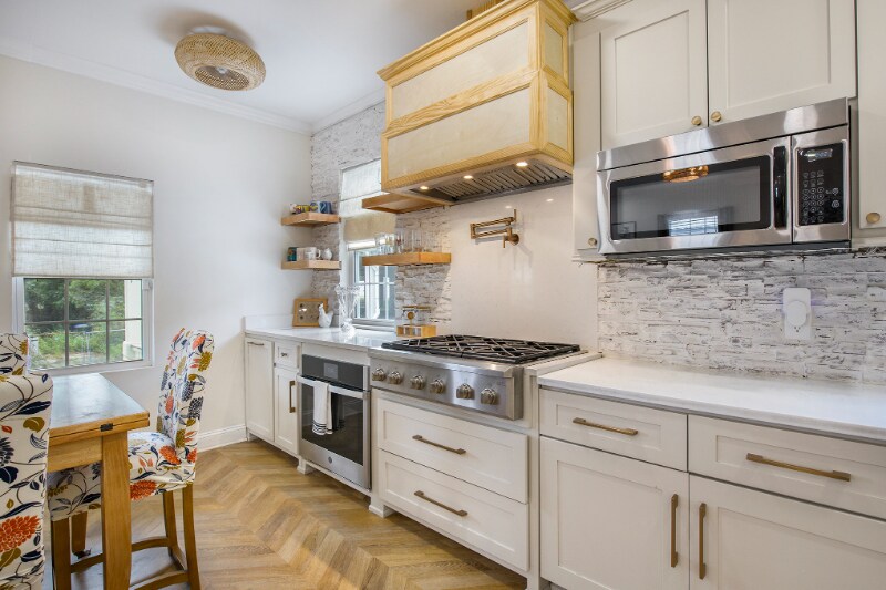 Building Photo - 10 Riker St