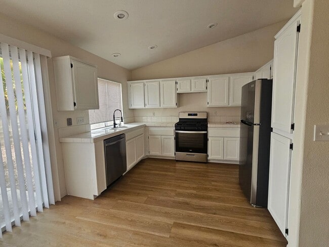Building Photo - Charming Single-Story with Vaulted Ceilings Near Shopping & Freeways