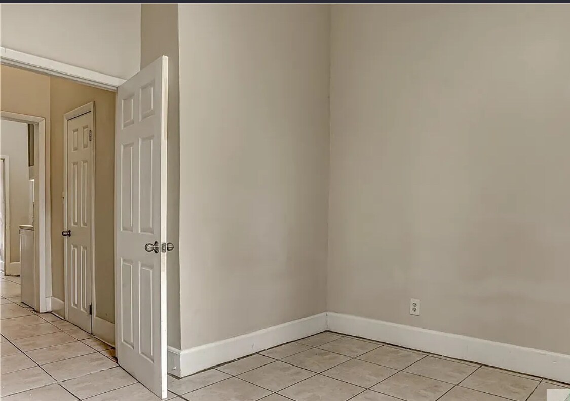 Building Photo - 520 E Waldburg St