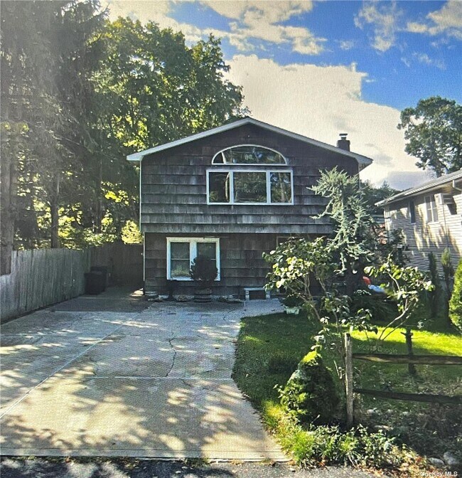 32 E Lake Terrace 32 E Lake Terrace Ronkonkoma NY 11779 Apartment