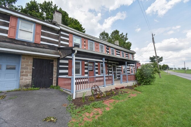 Building Photo - Large Home on Jacksonville Rd with Laundry!