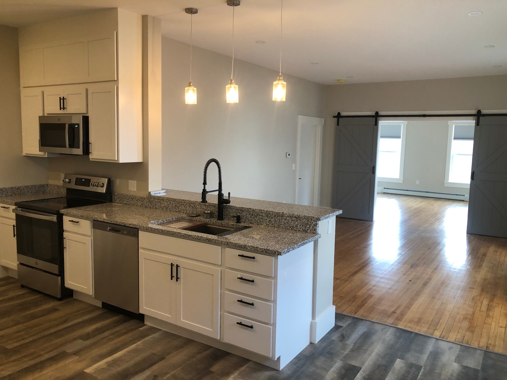 kitchen w/ Breakfast Bar - 556 Water St