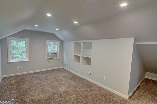 Building Photo - 639 Lakeshore Dr NW