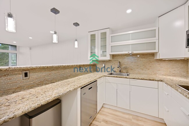 Building Photo - 2 BED & 1.5 BATH Lakeview Townhome FOR RENT