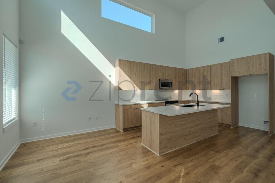 Building Photo - Unit A