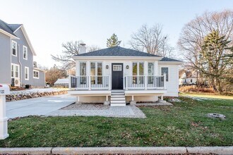 Building Photo - Williams Bay Pet-Friendly Furnished Home A...