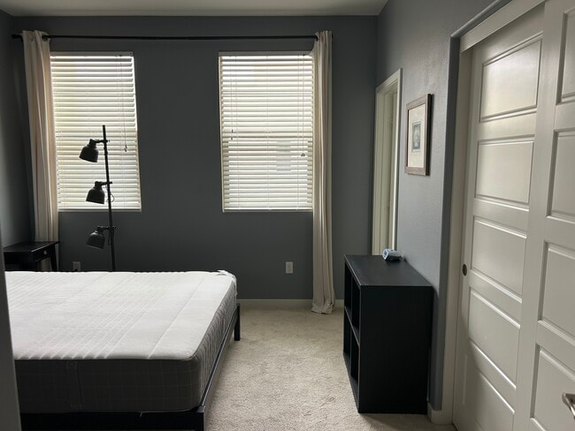 Building Photo - 212 Paramount