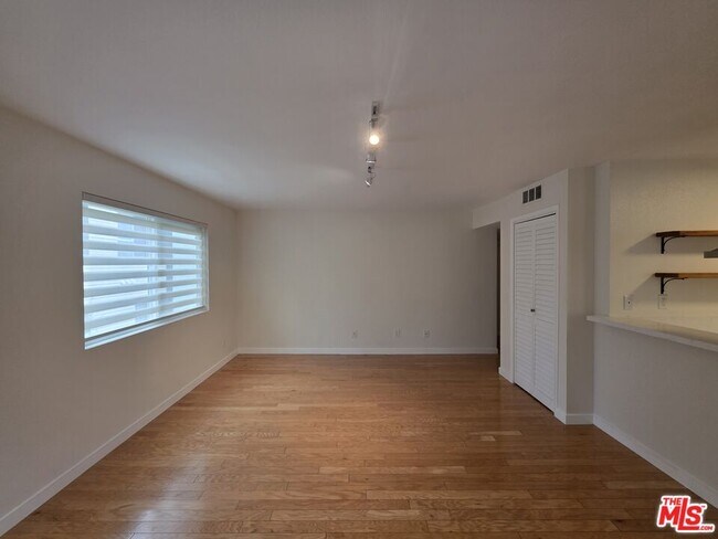 Building Photo - 1260 Vin Scully Ave