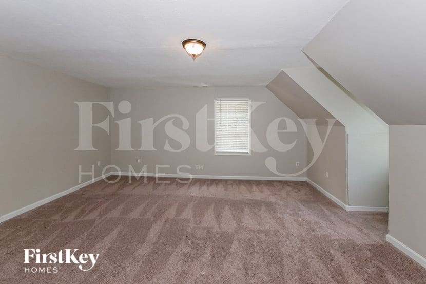 Building Photo - 180 Windsor Dr