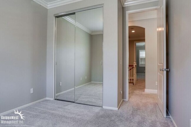 Building Photo - Beautiful 5Bdm 2.5Ba Home with Mountain Vi...