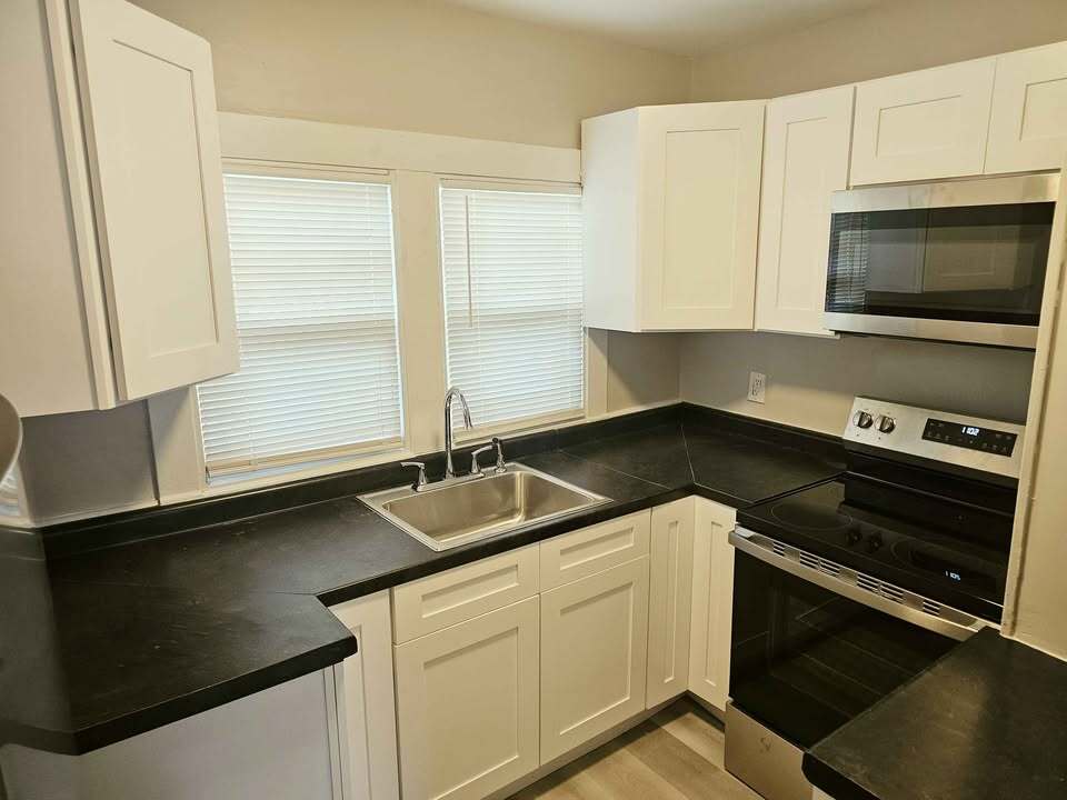 Building Photo - 313 Elm St