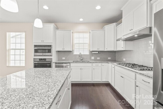 Building Photo - 720 Wood Lily Dr