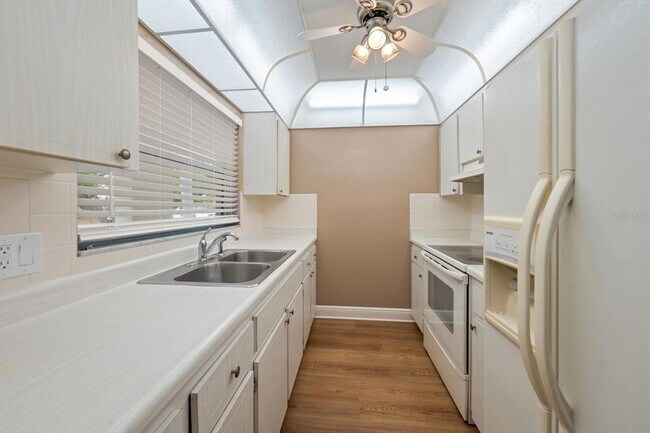 Building Photo - 1975 W Bay Dr