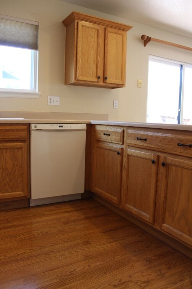 Building Photo - Beautiful 3 BR/2 1/2 BA Home in Highlands Ranch!