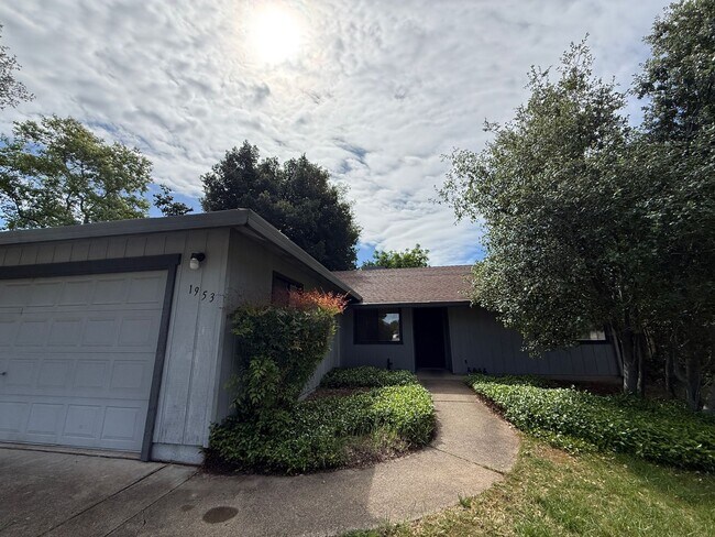 Building Photo - Beautiful 3 Bed, 2 Bath Home in Prime Location