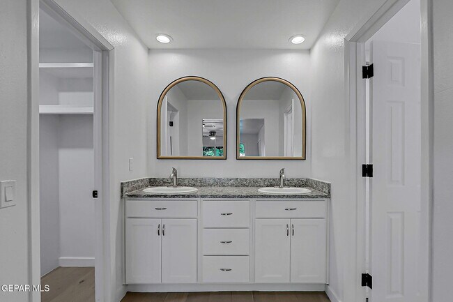 Building Photo - 4828 Ballerina Dr