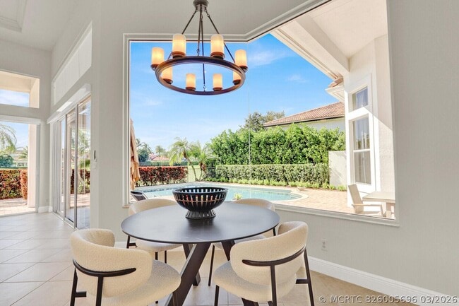 Building Photo - 528 Les Jardin Dr