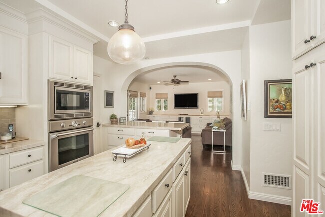 Building Photo - 1332 Comstock Ave