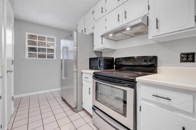 Building Photo - 2424 Ian Dr