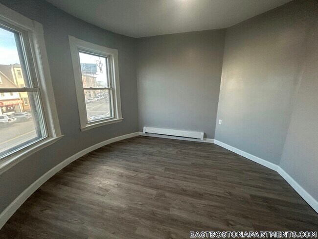 Building Photo - 478 Saratoga St