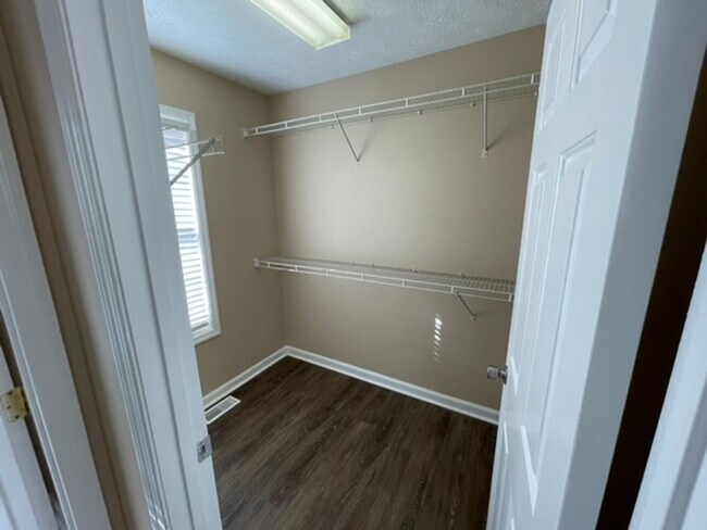 Building Photo - Large Home in Shelbyville For Rent