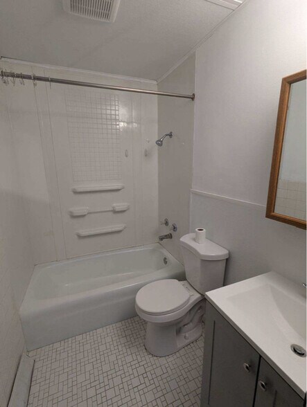 Building Photo - 909 7th St