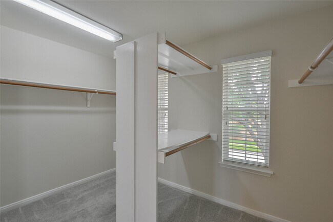 Building Photo - 15707 Sandisfield Ln