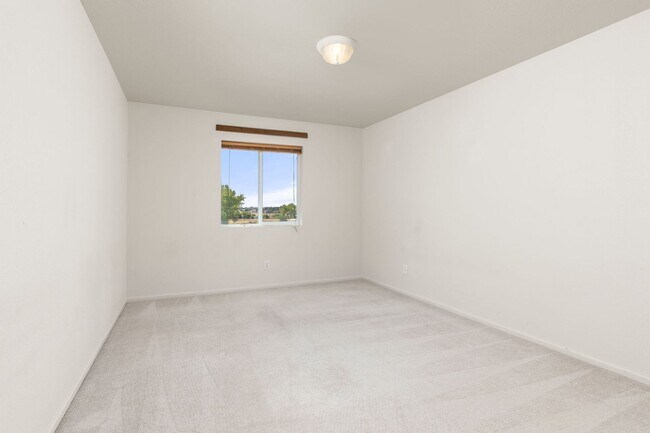 Building Photo - 2021 Falcon Ridge Dr