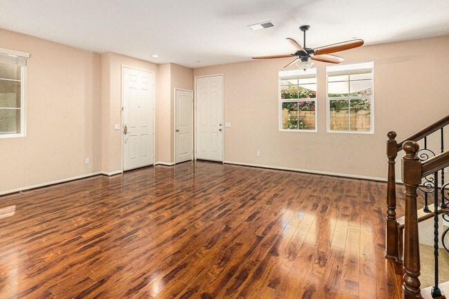 Building Photo - 3 Bedroom 2 1/2 Bath Condo with yard and g...