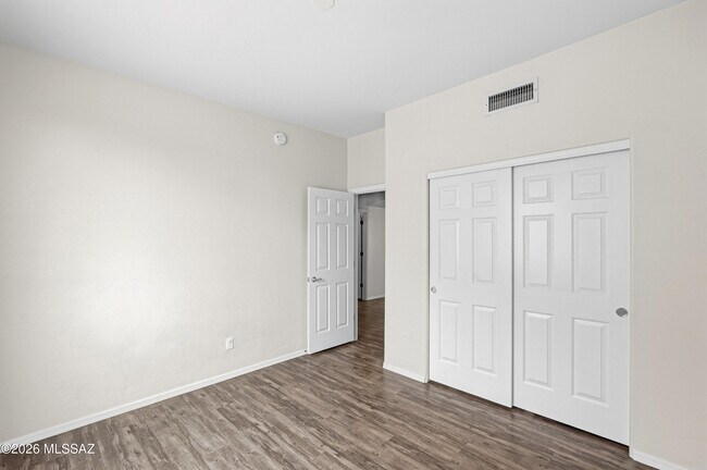 Building Photo - 1342 W Hopbush Way