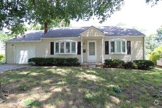 Building Photo - 2 Bedroom 1 Bath House In Overland Park