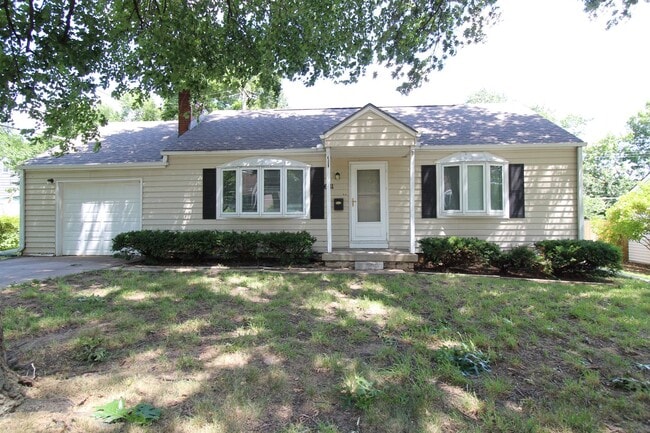 Primary Photo - 2 Bedroom 1 Bath House In Overland Park