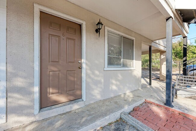 Building Photo - 2 month lease cute 1-1 blocks from campus and 1 block from UT shuttle