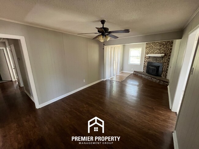 Building Photo - Charming 3BR Home in 38118 | Hardwood Floors & Spacious Fenced Backyard