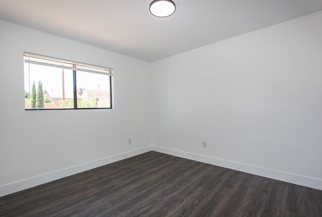 Building Photo - 3 bedroom 2 bathroom with AZ room -HOLD