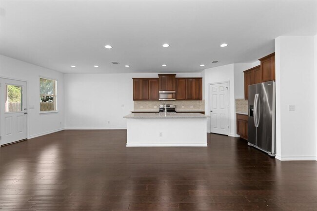 Building Photo - 208 Magna Ln