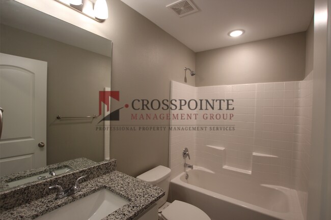 Building Photo - Beautiful 3 Bedroom 2 Bathroom Townhouse in South Tyler! Now offering 1st full month rent free!